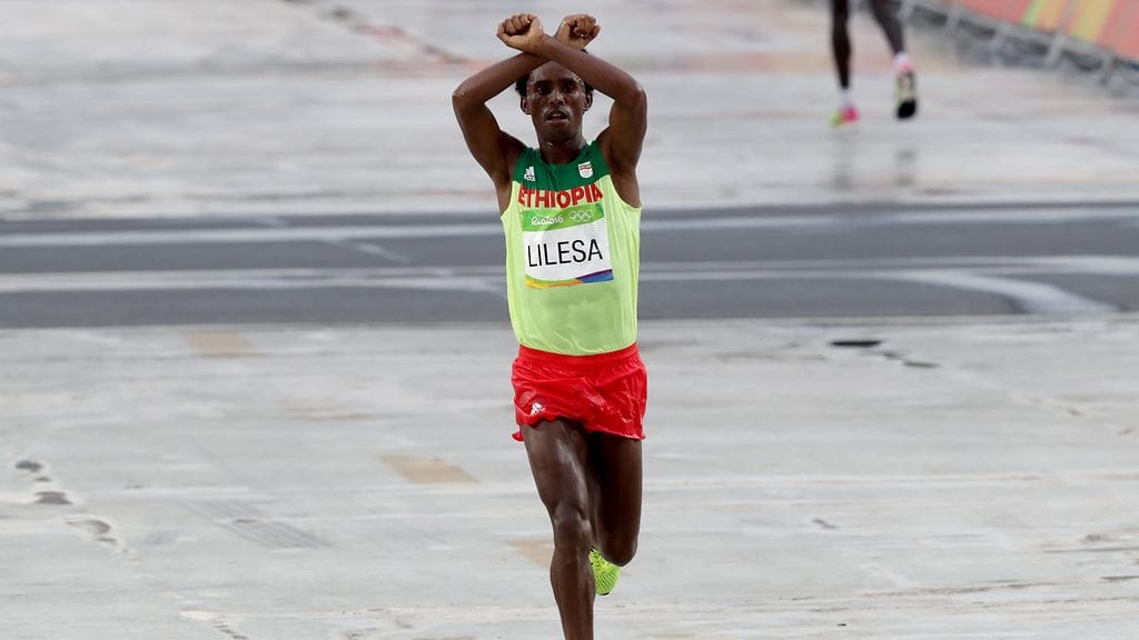 Feyisa Lilesa risti käsivartensa maratonin maalissa.