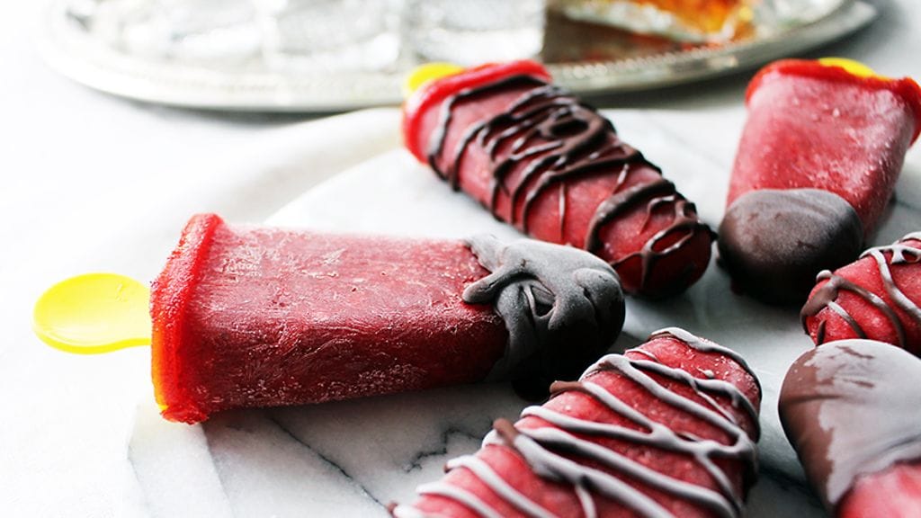 Punaviini ja mansikat yhdistyvät aikuisille sopivassa herkussa.