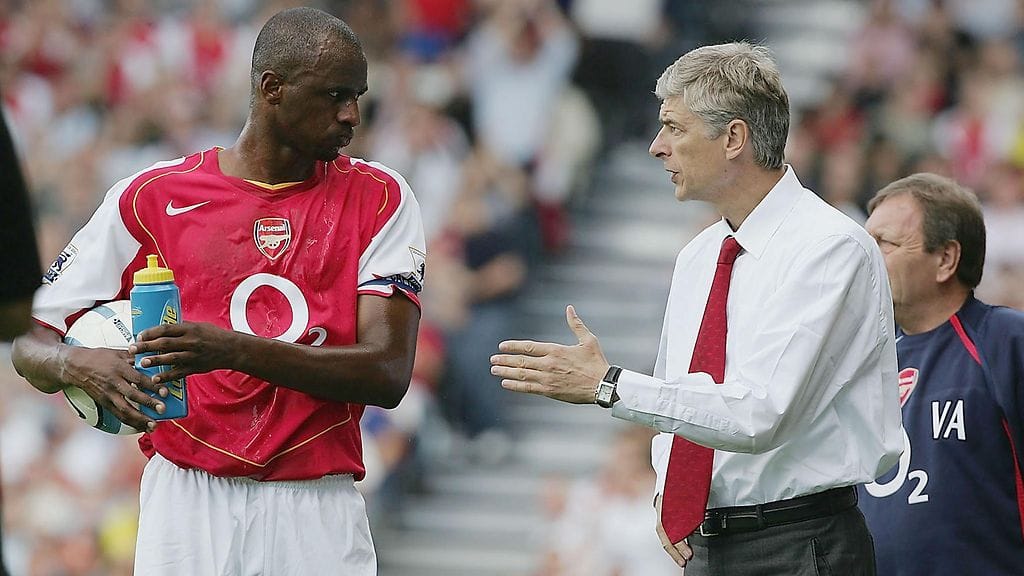 Patrick Vieira (vas.) ja Arsene Wenger vuonna 2004.