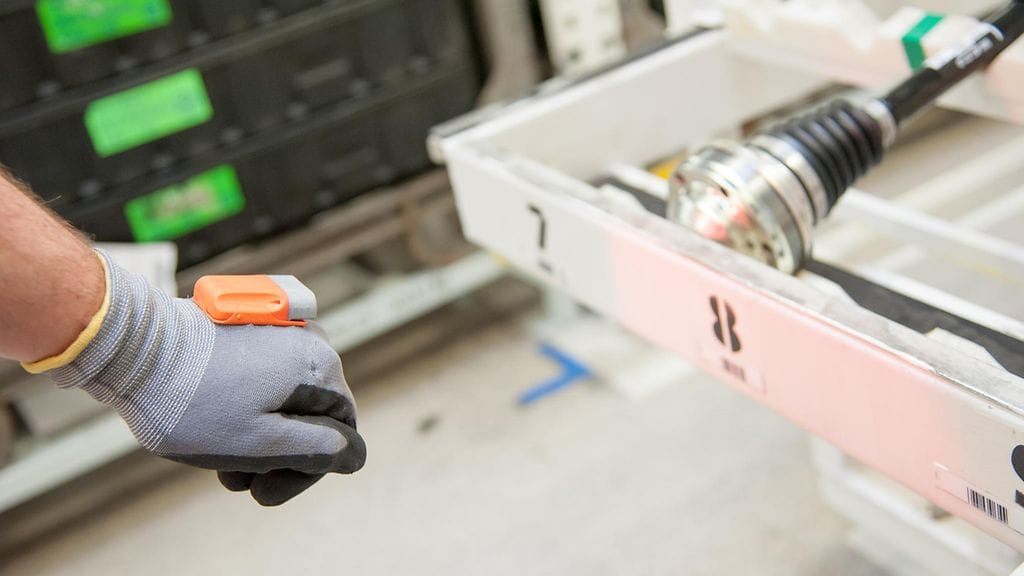 160822 Smart glove - ŠKODA Logistics is focusing on future technology (1)