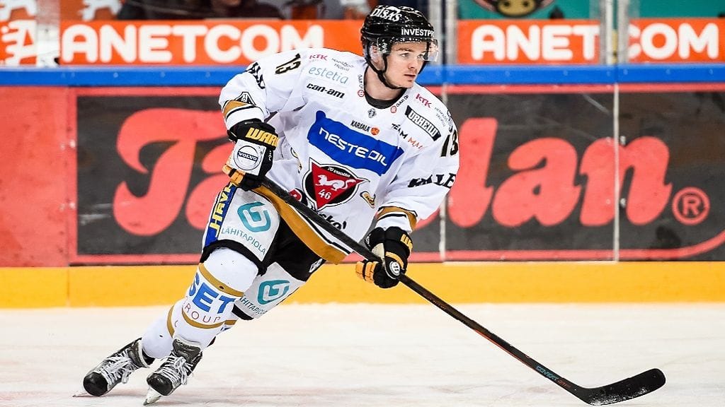 Julius Junttila Kärppien paidassa.