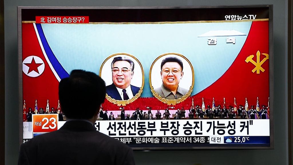 Mies katsoo Pohjois-Koreasta kertovaa uutisraporttia Soulissa, Etelä-Koreassa. Kuvituskuva.