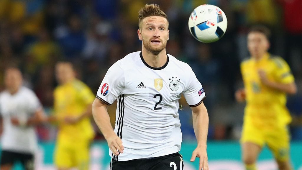 Shkodran Mustafi kesän EM-kisojen ottelussa Ukrainaa vastaan.