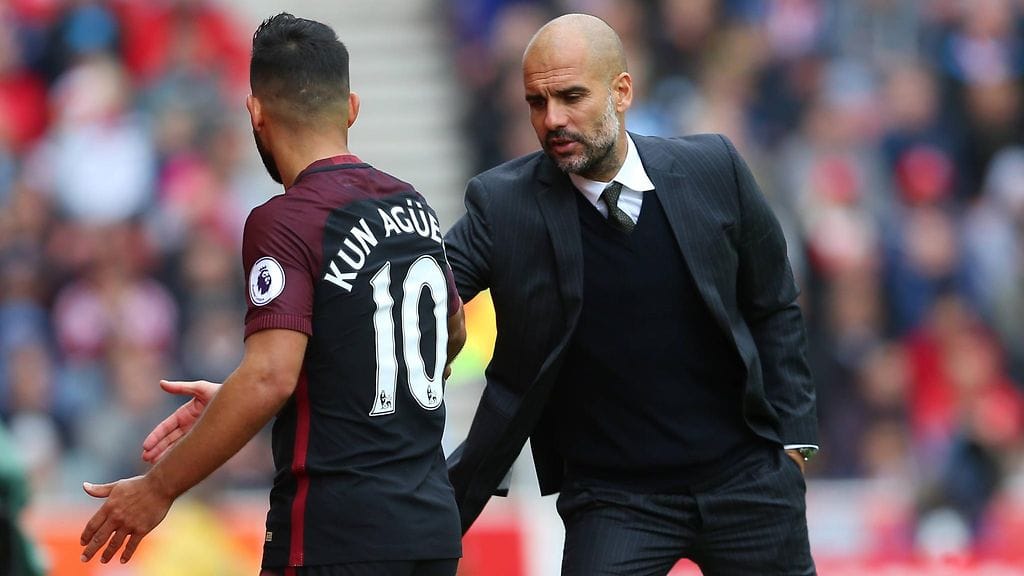 Pep Guardiola (oik.) tunnetaan erittäin vaativana valmentajana. Hän vaatii lisää myös Sergio Aguerolta.