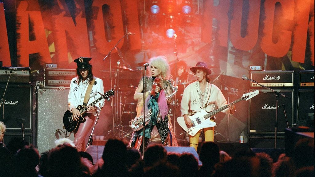 Hanoi Rocks lavalla Lontoossa lokakuussa 1984. Sami Yaffa etualalla oikealla.
