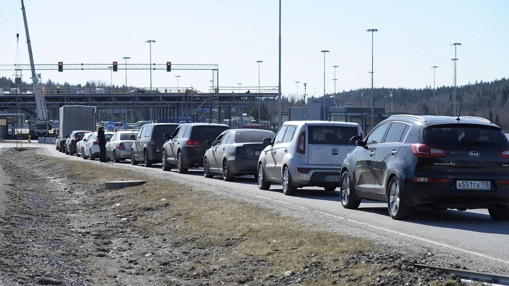 Autot jonottavat Nuijamaan raja-asemalla Lappeenrannassa 16. huhtikuuta 2014.