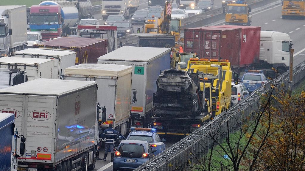 Poliisi selvitti ryöstöyritystä Italian A1-moottoritiellä vuonna 2014. Kuvituskuva.