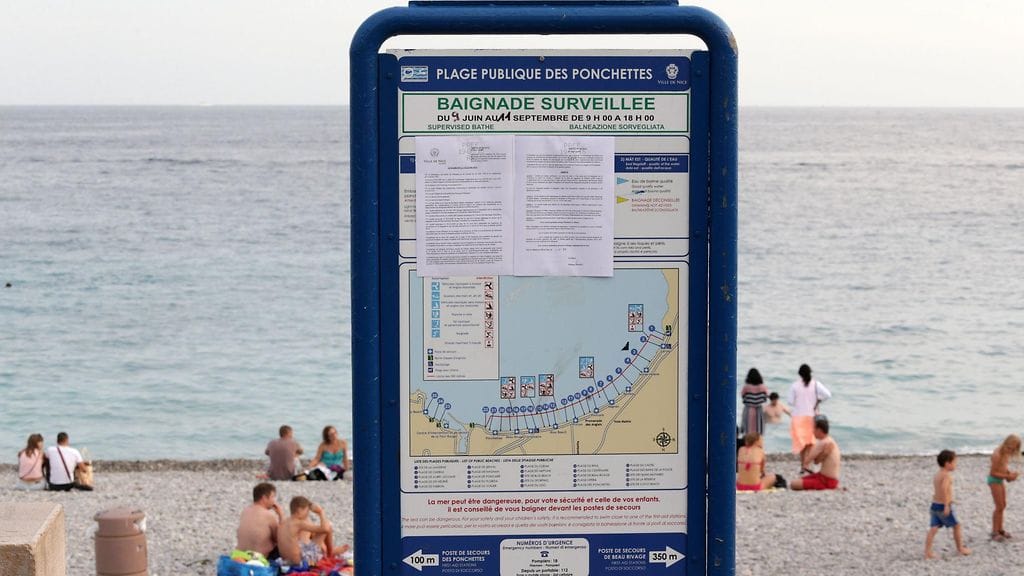 Burkini-kiellosta kertova dokumentti kiinnitettynä kylttiin Nizzassa.