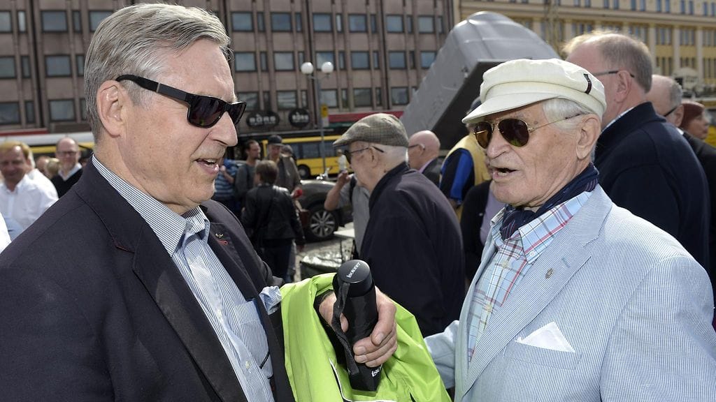 Kokoomuksen kansanedustaja Pertti Salolainen ja kansalainen Pentti Olavi Vanamo toritapaamisessa kokoomuksen eduskuntaryhmän kesäkokouksessa Turussa 23. elokuuta 2016.