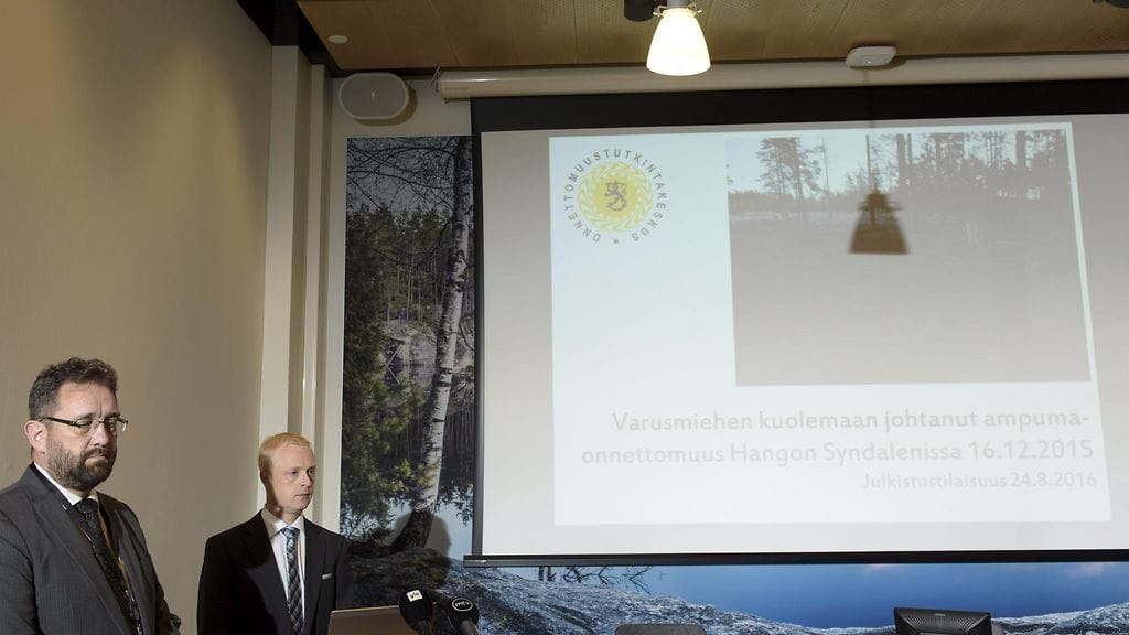 Onnettomuustutkintakeskuksen johtaja Veli-Pekka Nurmi (vas.) ja johtava tutkija Kai Valonen tiedotustilaisuudessa Helsingissä. Onnettomuustutkintakeskus kertoi tilaisuudessa Syndalenissa joulukuussa 2015 varusmiehen kuolemaan johtaneen ampumaonnettomuuden tutkinnan valmistumisesta.