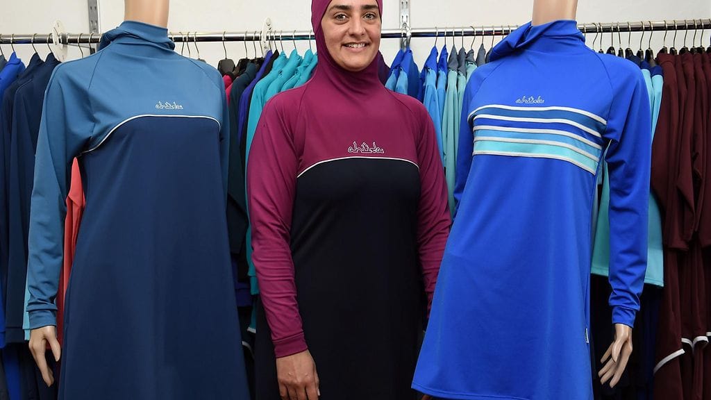 Fitness-ohjaaja Fatma Taha esittelee burkini-uima-asua Sydneyssä elokuussa. Australiassa burkini on mukaan ottamisen symboli, arvioi burkinin luoja Aheda Zanett.