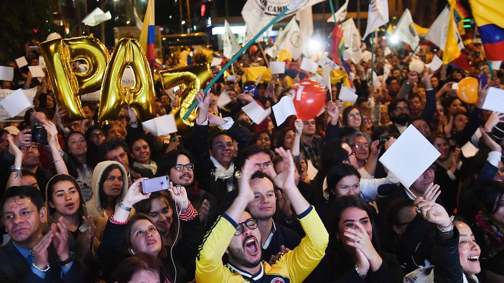 Ihmiset iloitsivat kaduilla rauhansopimuksen allekirjoittamisesta Kolumbiassa.