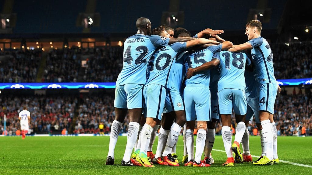 Manchester Cityn pelaajat juhlivat Fabian Delph osumaa.