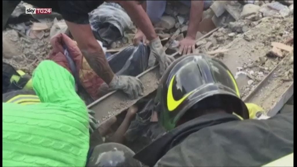 Pikkutyttö-pelastettiin-raunioista-2