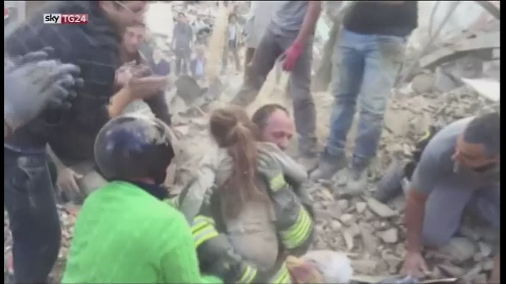 Pikkutyttö-pelastettiin-raunioista-4