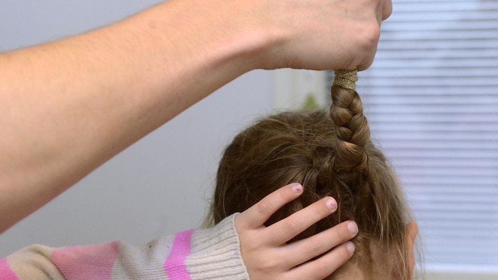 Tukkapölly, luunapit, töniminen, lapsen kovakourainen käsittely, lapsen uhkailu, pelottelu, haukkuminen ja jatkuva huutaminen luokitellaan kaikki lieväksi väkivallaksi. Kuvituskuva.