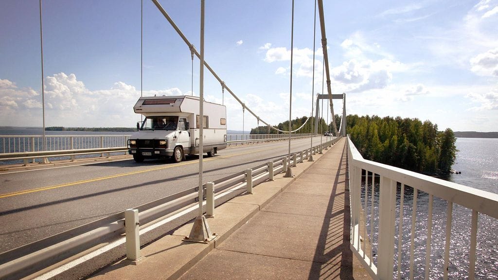 Matkailuauto Pulkkilanharjun ja Karisalmen välisellä sillalla Päijänteellä.
