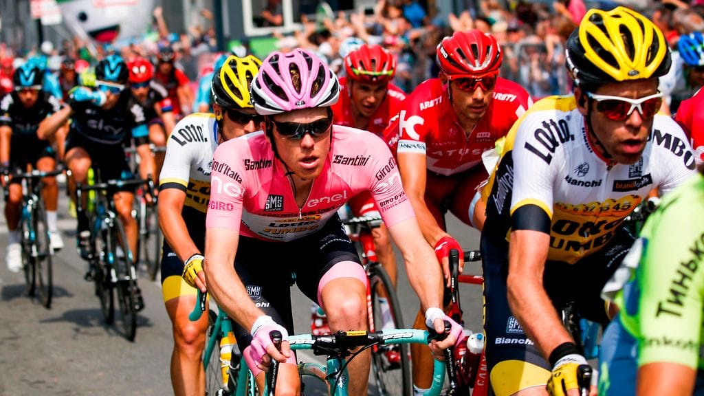 Steven Kruijswijk johtajan pinkissä paidassa Italian ympäriajossa toukokuussa.