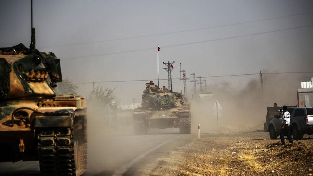 Turkin armeijan panssarivaunuja ajamassa Syyrian rajalle.