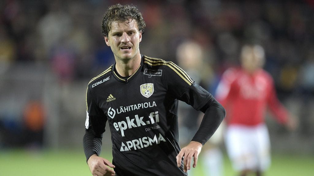 Mehmet Hetemaj SJK:n paidassa.