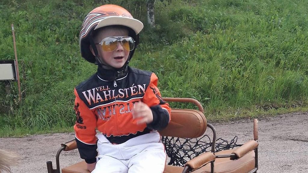 Niklas Kylliäinen otti yleisönsä kotiradallaan sekä haastattelussa että lähdön esittelyseremonioissa ponin rattailla.