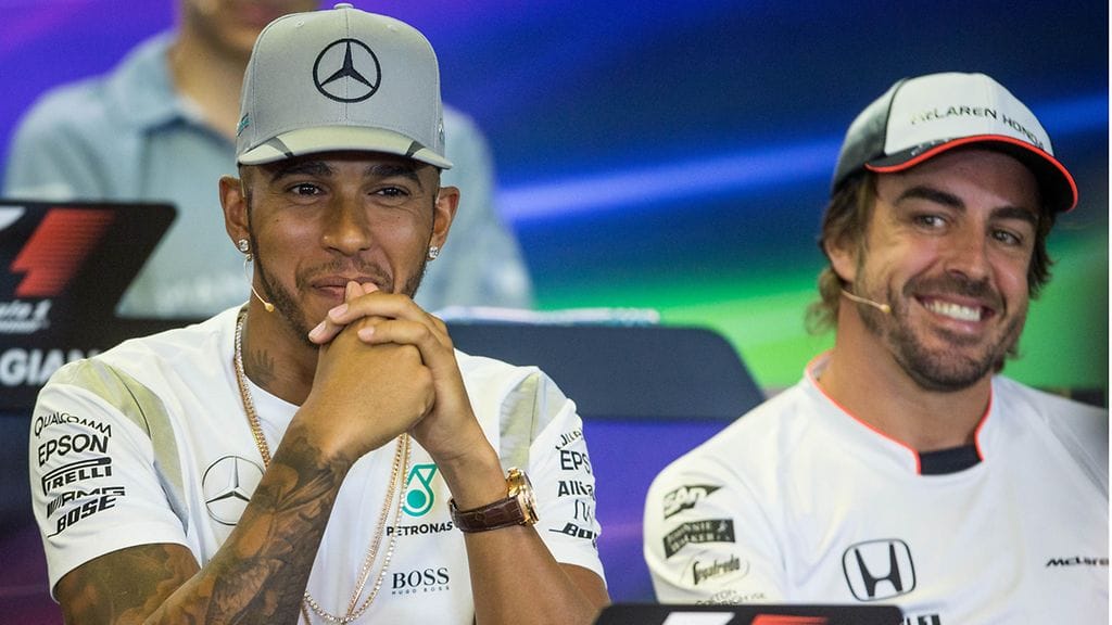 Lewis Hamilton ja Fernando Alonso torstaina Belgian GP:n lehdistötilaisuudessa.
