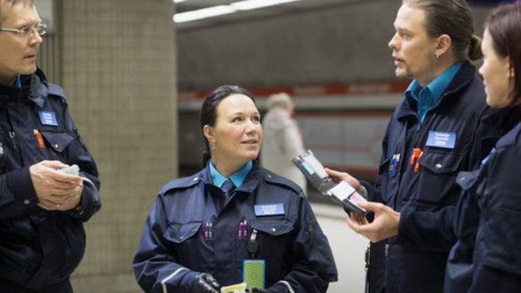HSL:n matkalippujen tarkastajat huolehtivat matkalippujen tarkastuksesta linja-autoissa, junissa, raitiovaunuissa, metrossa ja Suomenlinnan lautalla Helsingissä. Keskiviikosta alkaen HSL on tarkastanut myös Tampereen kaupunkiseudun joukkoliikenteen matkalippuja. Kuvituskuva.