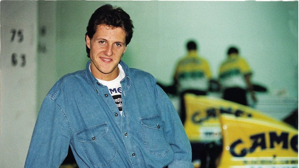 Michael Schumacher poseeraa tuoreena Benetton-kuskina.