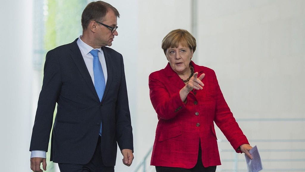 Juha Sipilä ja Angela Merkel matkalla lehdistötilaisuuteen vuonna 2015.