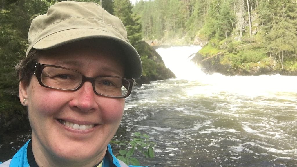 Päivi Mäki-Petäjä kotimaisemissaan Kuusamossa, Jyrävä-kosken äyräillä.