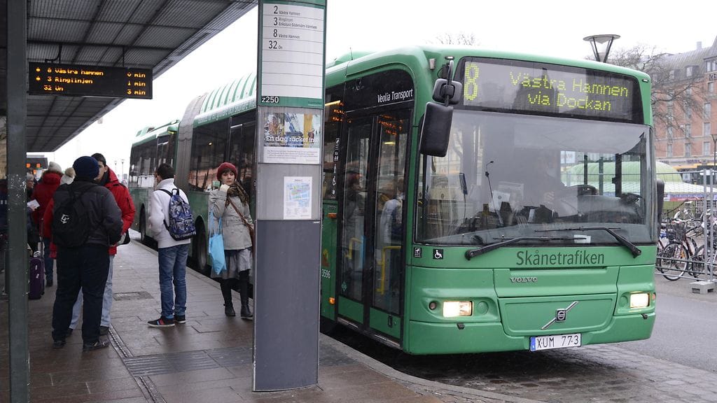 Skånelainen bussikuski pelasti naisen ja lapsen pahoinpitelyltä keskellä työpäivää. Harva uskaltaa tai haluaa puuttua väkivaltatilanteisiin.