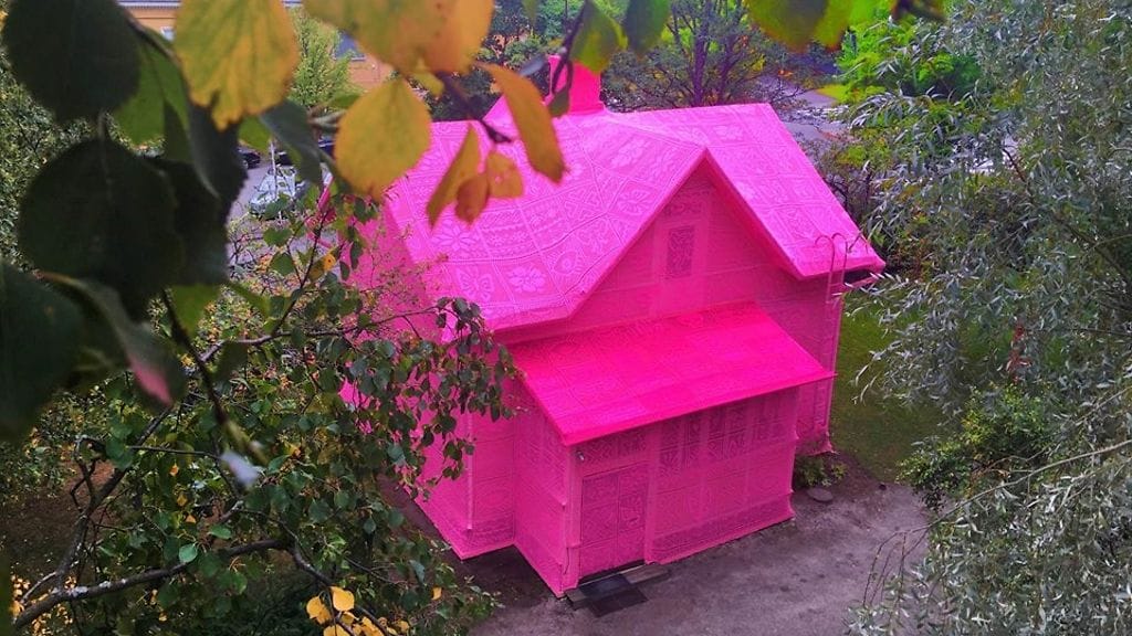 Keravan taidemuseo toi virkkaajatähden Suomeen, ja kokonainen rakennus kääriytyi pinkkiin virkkauskuosiin.