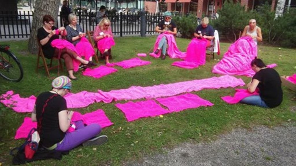 Keravan taidemuseo toi virkkaajatähden Suomeen, ja kokonainen rakennus kääriytyi pinkkiin virkkauskuosiin.