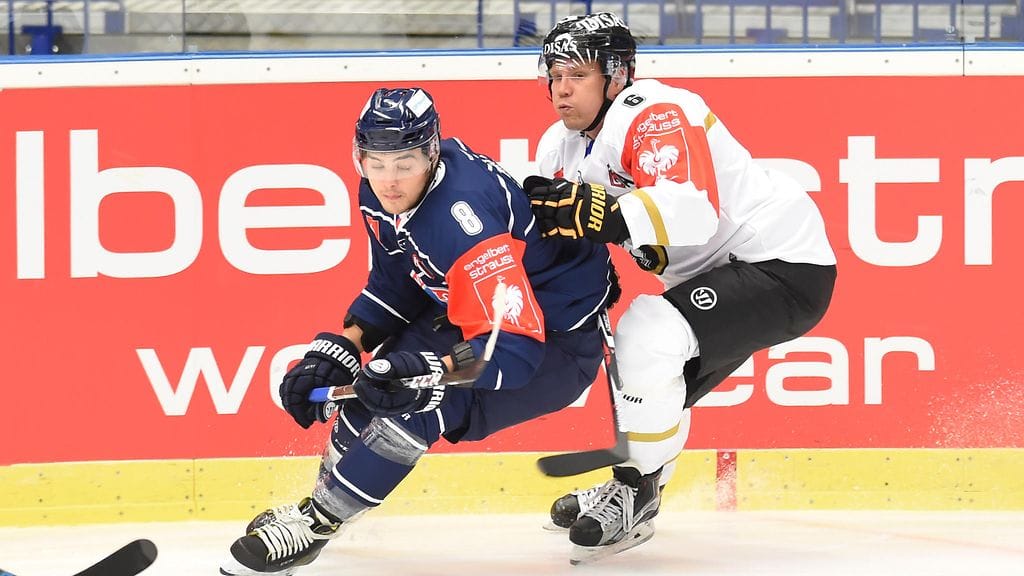 Ilkka Mikkola (oik.) on palannut Kärppä-paitaan.