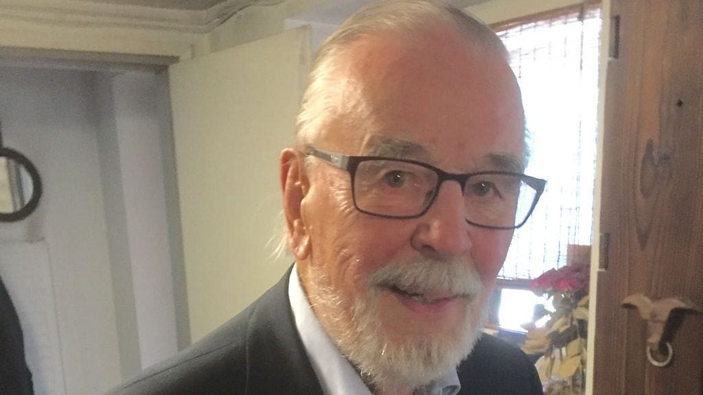 Veikko Jerkku aloitti firmansa juoksupoikana jo 1930-luvulla. 90-vuotias toimitusjohtaja on pitänyt piippuja käsissään jo 60 vuotta, vaikka ei itse poltakaan.