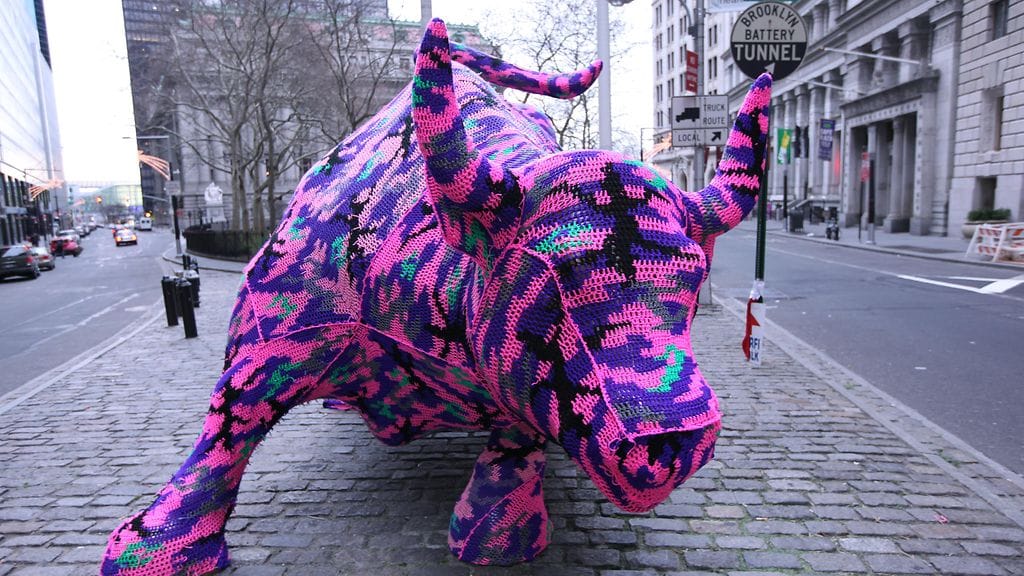 Jouluyönä 2010 Olek virkkasi Arturo di Modican veistoksen, joka sijaitsee Wall Streetillä New Yorkissa.