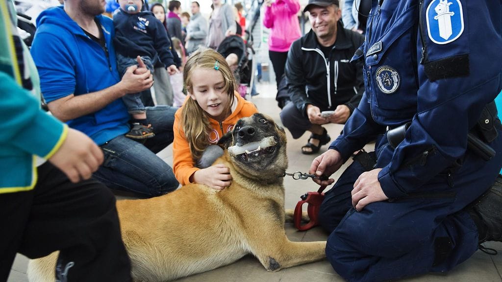 Ihmiset saivat tutustua poliisikoiraan poliisin päivä -tapahtumassa kauppakeskus Jumbossa Vantaalla 30. elokuuta 2014.