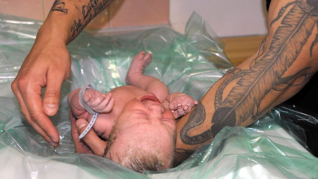 Perheissä lievä väkivalta lapsia kohtaan on vähentynyt kahdenkymmenen viime vuoden aikana, mutta vakava väkivalta on pysynyt ennallaan.  Kuvituskuva.