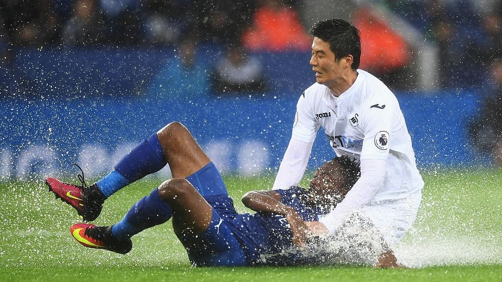 Leicester-Swansea pelattiin kosteissa oloissa.