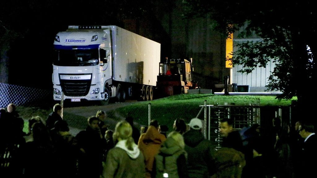 Tampereen Särkänniemen delfiinien siirto kävi ilmi lauantai-iltana, kun huvipuiston pihaan ajoi kaksi suurta valkoista rekkaa ja ainakin neljä poliisipartiota.