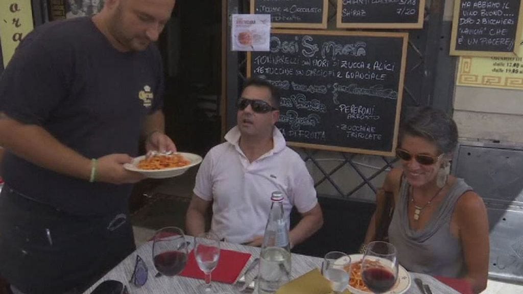 Luca Reo tarjoilee asiakkailleen maanjäristyksen runteleman Amatricen mukaan nimettyä pastaa Roomassa.