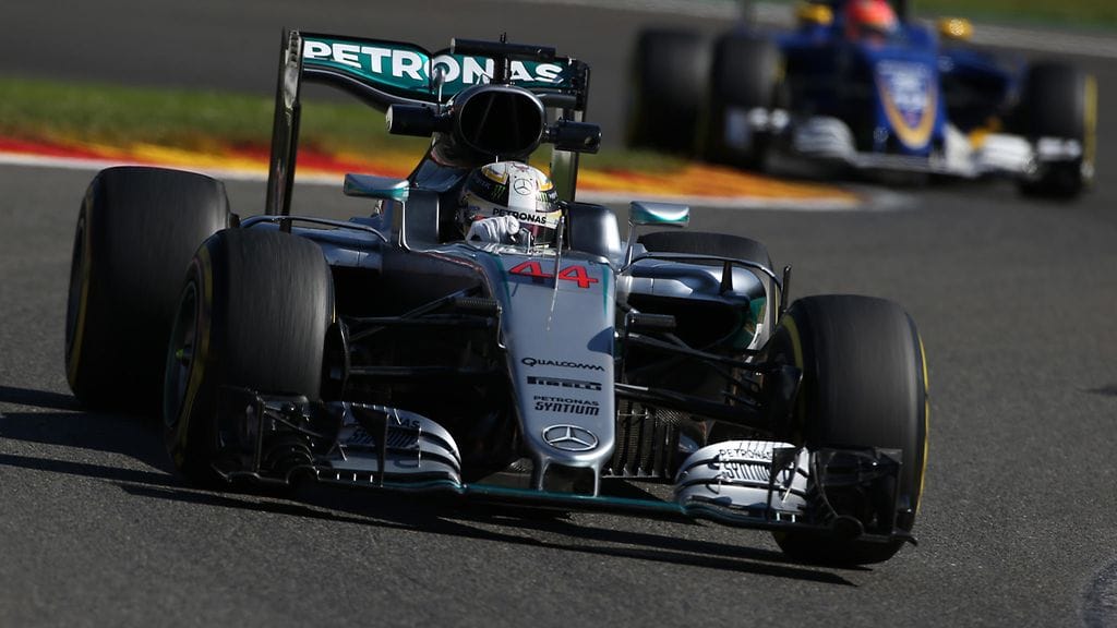 Lewis Hamiltonilla on tuskainen urakka yrittää nousta hänniltä kärkeen renkaiden kuluessa heti loppuun.