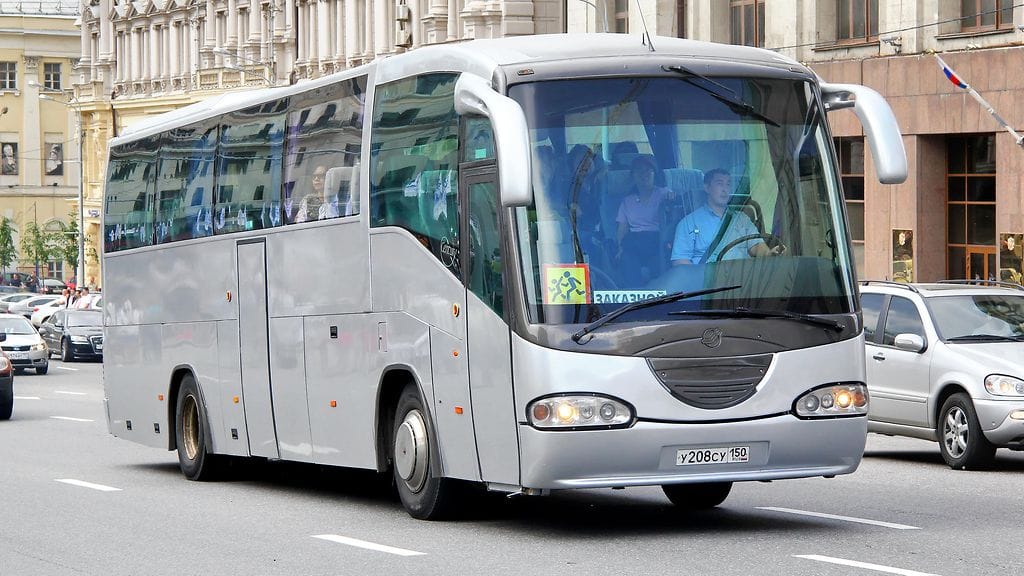 Kuvassa vastaavanlainen Scania Irizar Century Coach, jollaisen myös Little osti vahingossa.