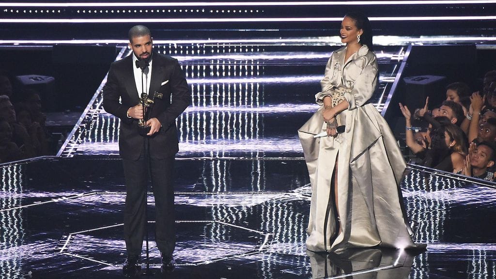 Rihanna ja Drake MTV VMA -gaalan lavalla.