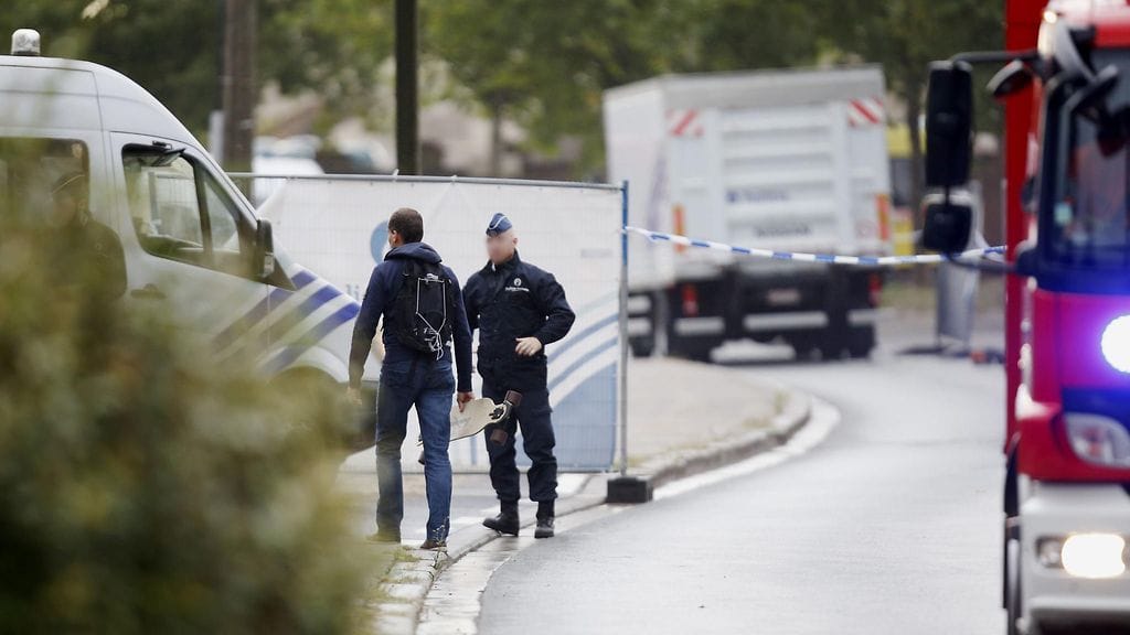Brysselin poliisi tapahtumapaikalla kriminologisella tutkimuslaitoksella, jonne tehtiin yöllä pommi-isku.