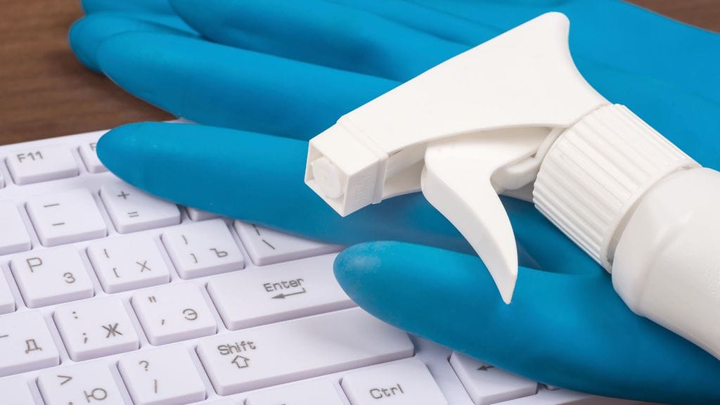 Näppäimistö kannattaa irrottaa koneesta ennen puhdistamista.