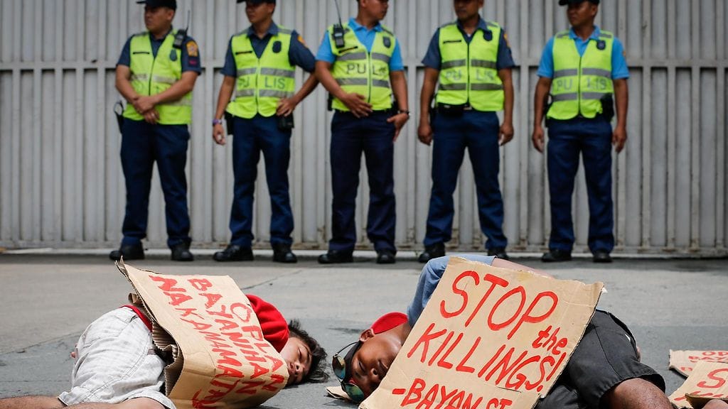 Viranomaiset kertovat poliisien tappaneen yli 5 500 epäiltyä, jotka ovat vastustaneet pidätystä. Ihmisoikeusjärjestöjen mukaan todellinen uhriluku olisi kuitenkin jopa nelinkertainen.