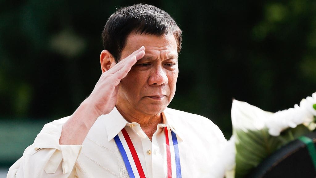 Yhdysvaltain presidentti Donald Trump kehui puhelimitse Filippiinien kiisteltyä presidenttiä Rodrigo Dutertea tämän kiistellystä huumesodasta.