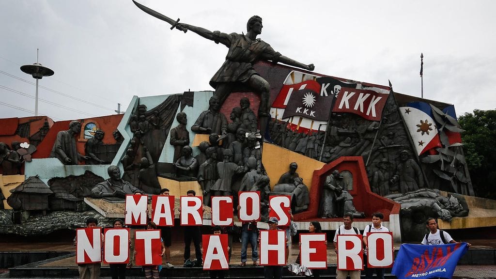 Mielenosoittajat protestoivat Ferdidand Marcosin sankarihautajaisia vastaan syyskuun lopussa.