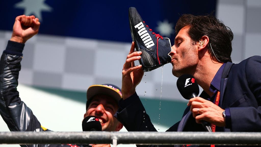 Mark Webber (oik.) otti huikan kuohuvaa Daniel Ricciardon ajokengästä Spassa viime elokuussa.